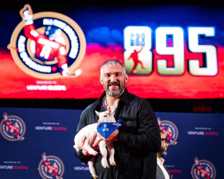 Бэкстрем вручил Овечкину живого козленка на церемонии в честь рекордной 895-й шайбы капитана «Вашингтона»